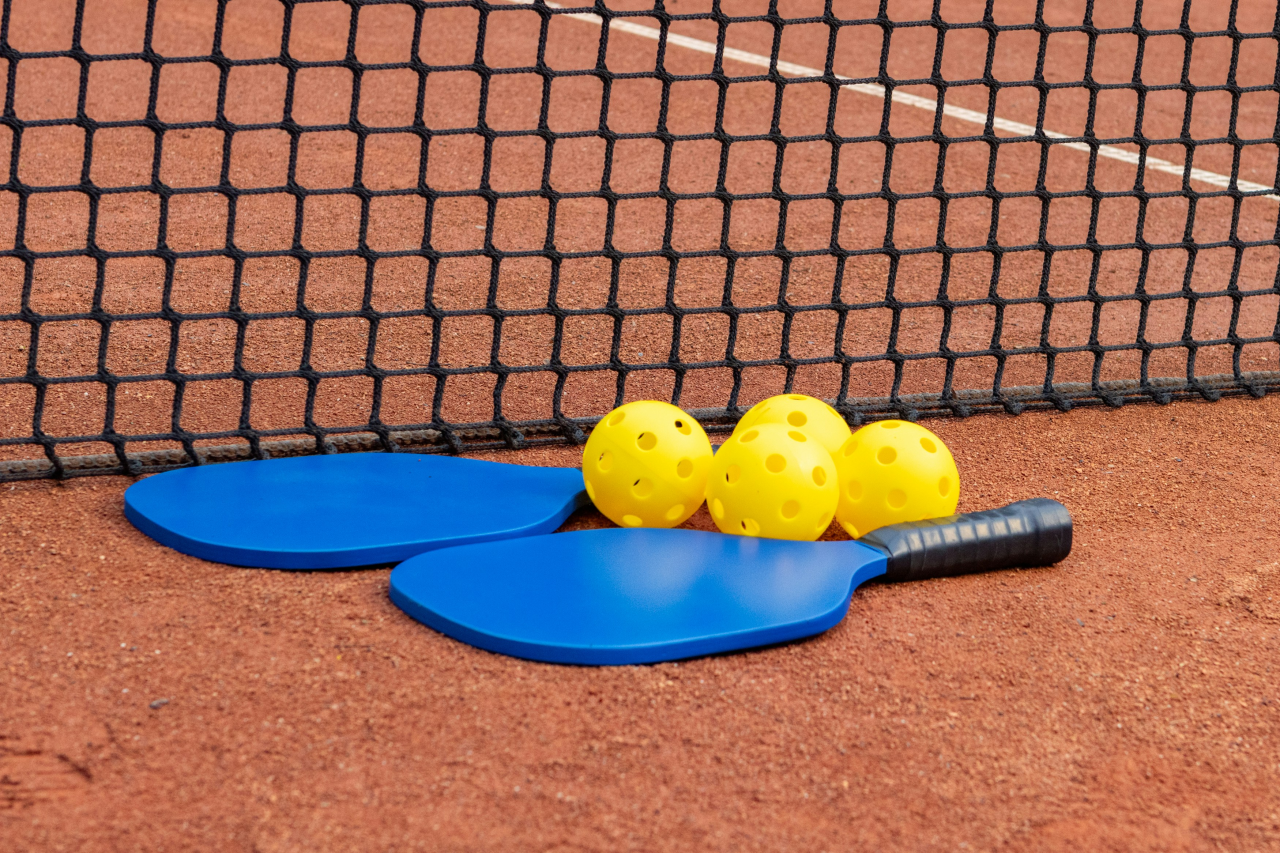 understanding elongated vs. standard pickleball paddles